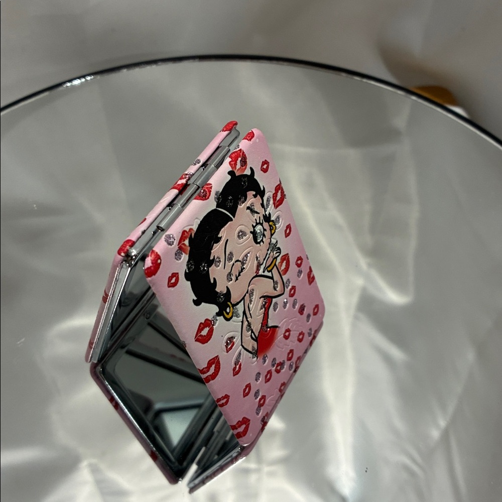 Betty Boop Pink and White Wallet NWT - Picture 2 of 4
